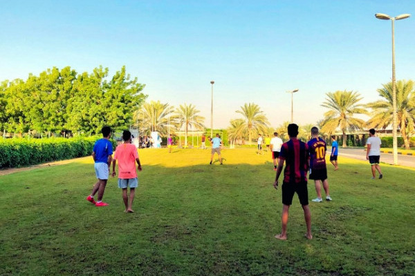 طلاب جامعة عجمان ينظمون مخيما كشفيا