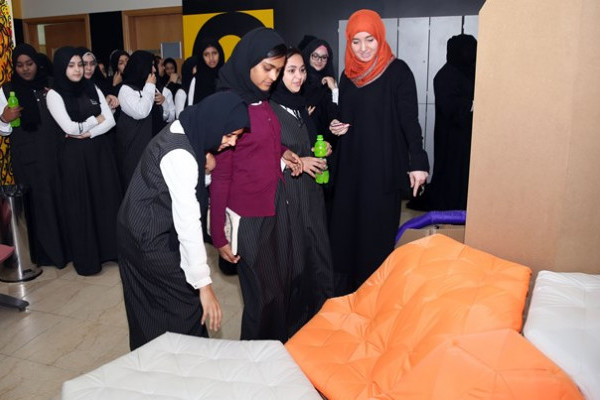 جامعة عجمان تستقبل وفود طلابية من المدارس الثانوية