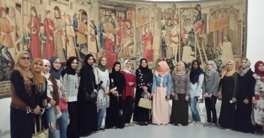طلبة الجامعة يزورون اللوفر في أبو ظبي