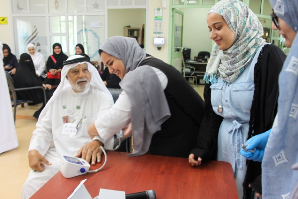 طالبات الجامعة يزرن مركز سعادة كبار السن في دبي