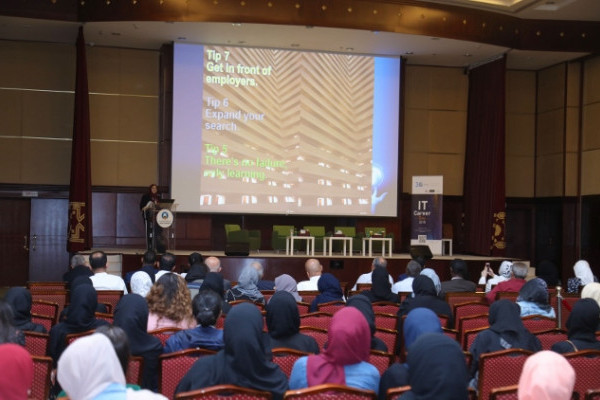 جامعة عجمان تنظم يوما مهنيا لطلبة كلية تكنولوجيا المعلومات