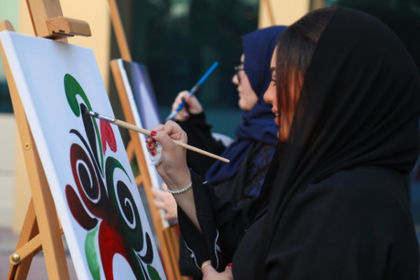 ورشة رسم لطالبات السكن تحت شعار 