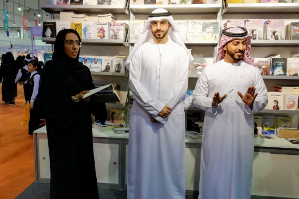 الجامعة تنظم زيارات لمعرض الكتاب وسكن الطالبات ينظّم 